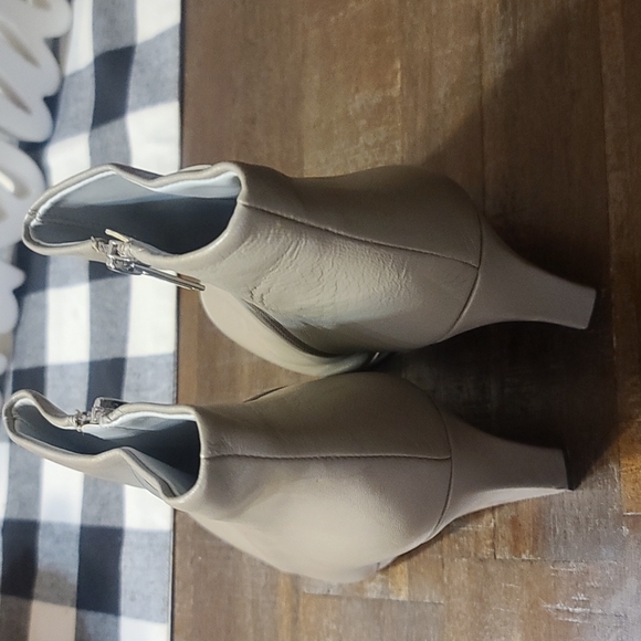 Boots - Picture 3 of 5